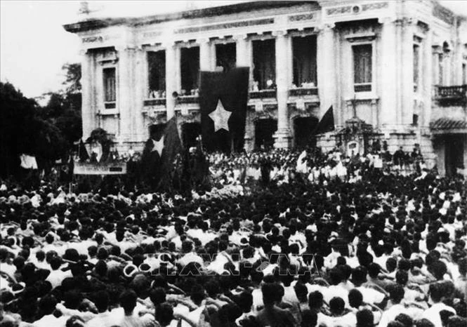 Ngày 19/8/1945, hàng chục vạn người dân ở Hà Nội và các tỉnh lân cận theo các ngả đường kéo về quảng trường Nhà hát Lớn Hà Nội dự cuộc mít tinh lớn chưa từng có của quần chúng cách mạng, hưởng ứng cuộc Tổng khởi nghĩa giành chính quyền. Ảnh: Tư liệu TTXVN Chú thích ảnh