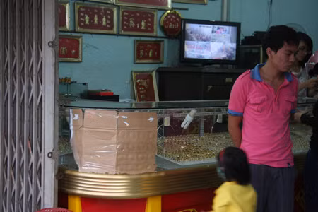 Táo tợn cướp tiệm vàng giữa ban ngày ảnh 2
