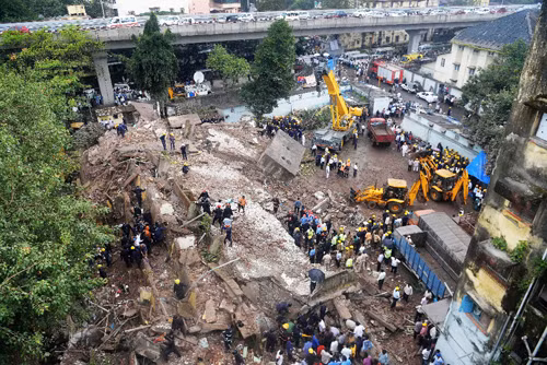 Sập tòa nhà có 22 gia đình, 70 người mắc kẹt ảnh 8