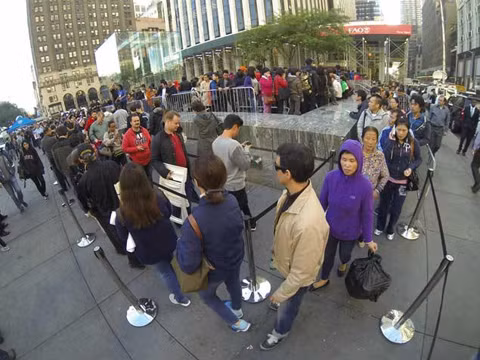 Apple đạt kỷ lục 'tẩu tán' iPhone 5S và 5C ảnh 1
