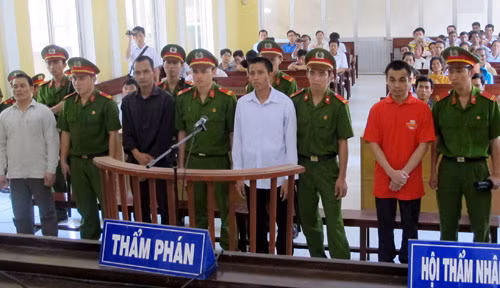 Tuyên phạt các bị cáo phạm tội trốn đi nước ngoài ảnh 1