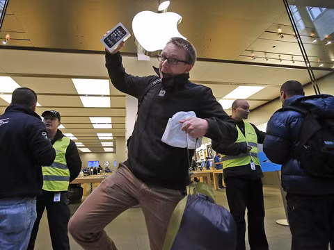 Tiếp viên Vietnam Airlines không khai báo 50 iPhone 5S ảnh 1