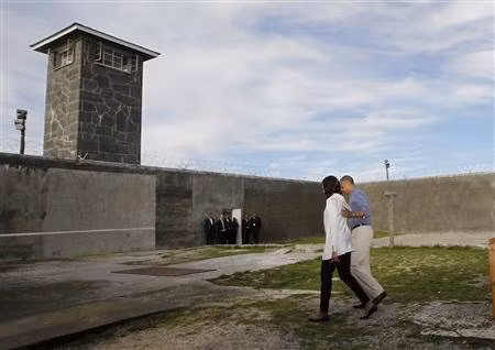 Nhà Obama thăm nơi giam cầm Nelson Mandela gần 2 thập kỷ ảnh 8