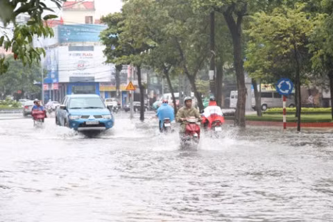 Nhiều tuyến đường ở Nghệ An ách tắc cục bộ do mưa to ảnh 1