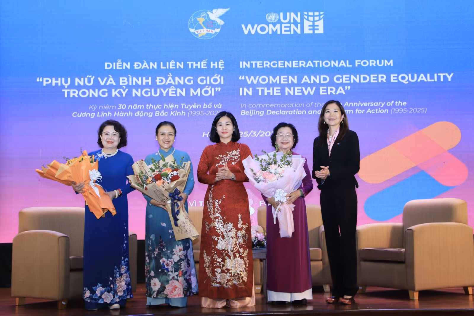 Đồng chí Nguyễn Thị Tuyến, Chủ tịch Hội LHPN Việt Nam (giữa) tham dự Diễn đàn Liên thế hệ Phụ nữ và Bình đẳng giới trong kỷ nguyên mới.