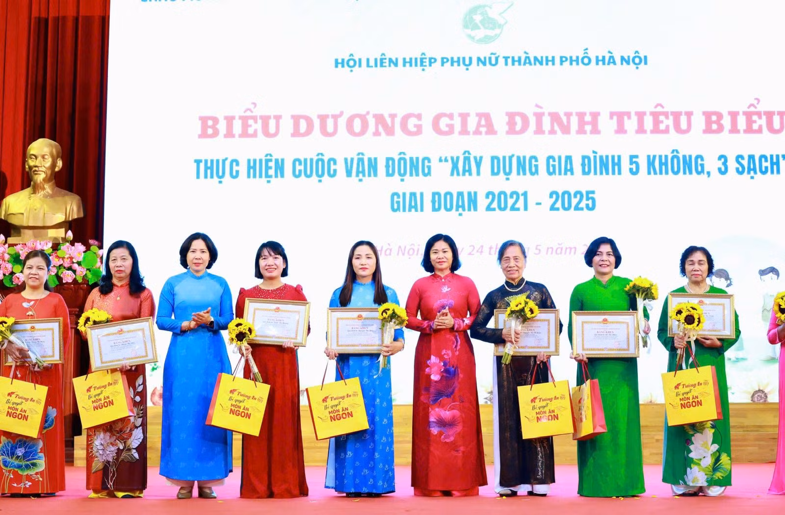 Đồng chí Nguyễn Thị Tuyến (thứ 4 từ phải sang) trao Bằng khen của UBND TP Hà Nội cho 10 gia đình tiêu biểu trong thực hiện Cuộc vận động xây dựng “gia đình 5 không, 3 sạch” giai đoạn 2021 - 2025.