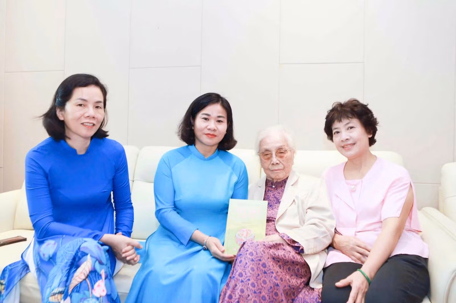 Bà Nguyễn Thị Tuyến (thứ hai, từ trái sang), Chủ tịch Hội Liên hiệp Phụ nữ Niệt Nam thăm hỏi Nguyên Phó Chủ tịch nước Nguyễn Thị Bình.