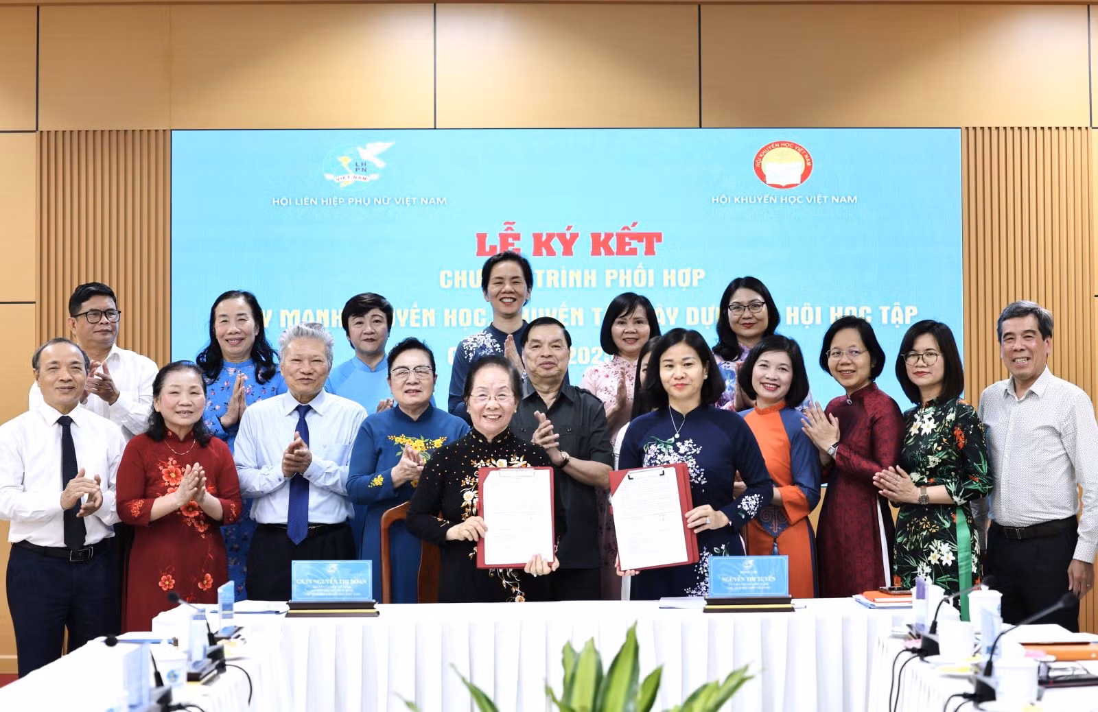 Ủy viên Trung ương Đảng, Chủ tịch Hội LHPN Việt Nam Nguyễn Thị Tuyến (hàng đầu, bên phải) và nguyên Ủy viên Trung ương Đảng, nguyên Phó Chủ tịch nước, Chủ tịch Hội Khuyến học Việt Nam Nguyễn Thị Doan (hàng đầu, bên trái) ký kết Chương trình phối hợp đẩy mạnh khuyến học, khuyến tài, xây dựng xã hội học tập giai đoạn 2025.