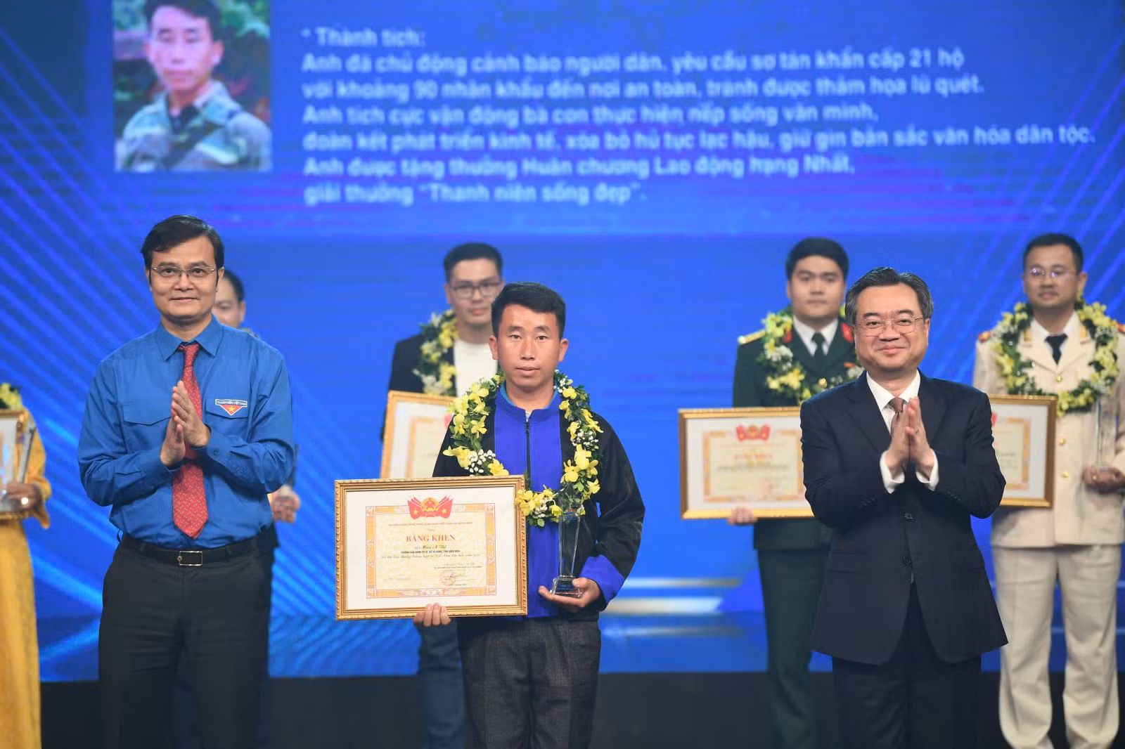 Trưởng bản Mùa A Thi vinh dự nhận giải thưởng Gương mặt trẻ Việt Nam tiêu biểu 2025.