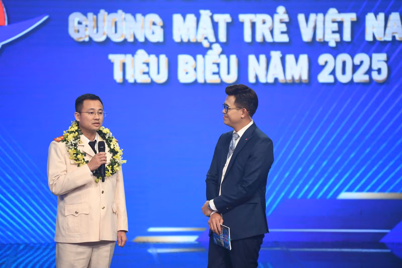 Đại úy Trần Quốc Khánh giao lưu cùng MC Đức Bảo tại Lễ trao Giải thưởng Gương mặt trẻ Việt Nam tiêu biểu 2025.