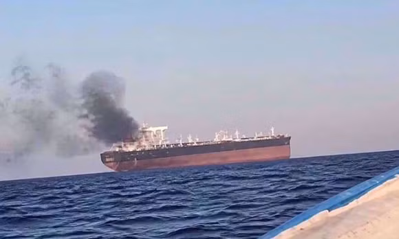 Iran tuyên bố hai tàu dầu trúng thủy lôi ở eo biển Hormuz, giá dầu cao nhất 5 tháng
