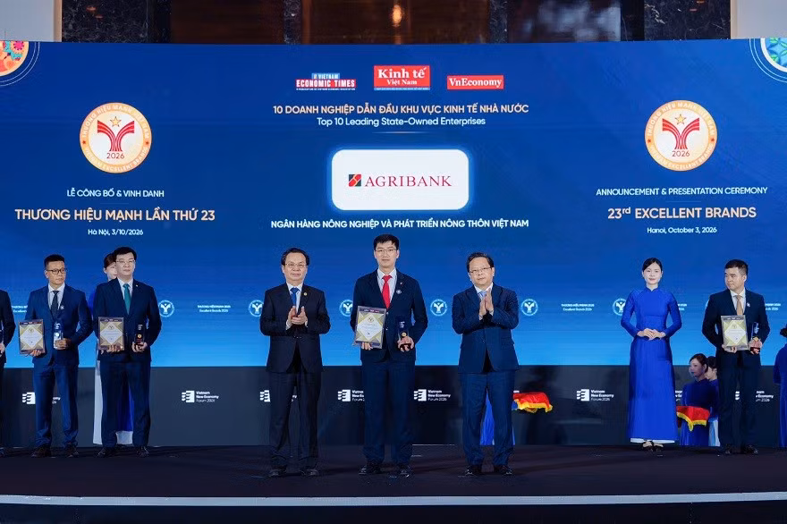 Đại diện Agribank nhận danh hiệu Thương hiệu Doanh nghiệp Dẫn đầu Khu vực Kinh tế Nhà nước