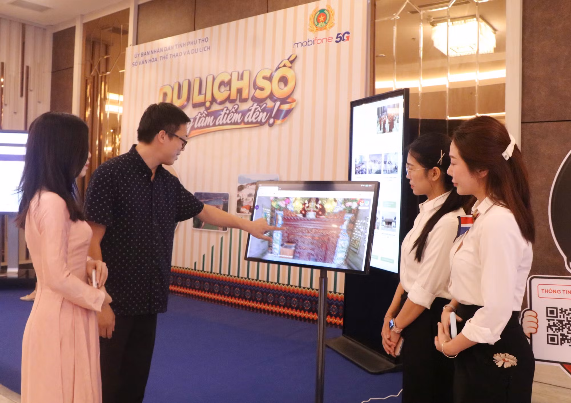 Các đại biểu trải nghiệm không gian trưng bày ứng dụng công nghệ số trong hoạt động du lịch tại Hội nghị.