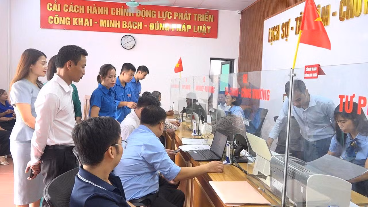 Cán bộ, công chức hướng dẫn, tiếp nhận và giải quyết thủ tục hành chính cho người dân tại bộ phận một cửa, góp phần đẩy mạnh cải cách hành chính, nâng cao chất lượng phục vụ và tạo thuận lợi cho người dân, doanh nghiệp trên địa bàn tỉnh Phú Thọ.
