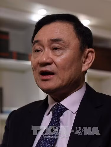 Em gái vừa bỏ trốn, cựu Thủ tướng Thái Lan Thaksin xuất hiện trên Twitter ảnh 1