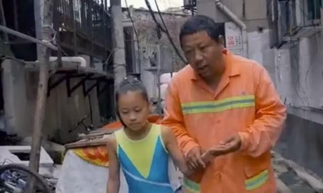 Người cha ăn 2 tấn mỳ để nuôi giấc mơ của con gái ảnh 2