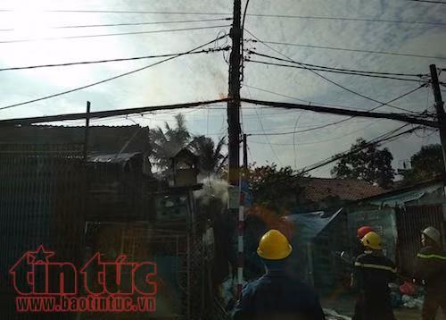 Dây cáp viễn thông bốc cháy như đuốc trên Quốc lộ 13 ảnh 2