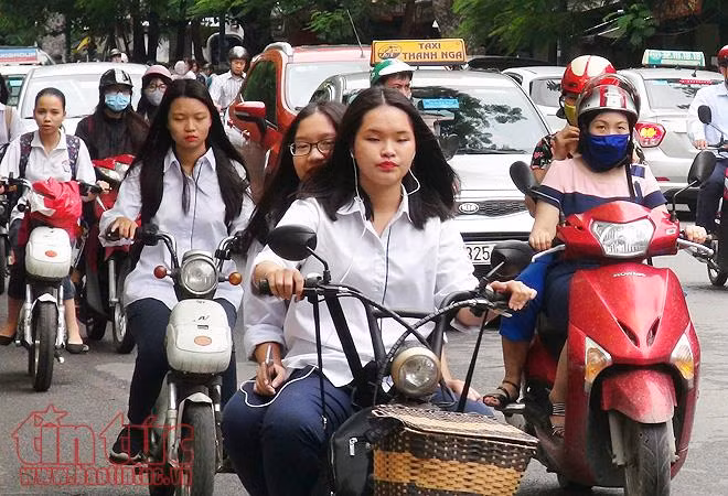 Học sinh hồn nhiên đi xe điện không đội mũ bảo hiểm ảnh 1