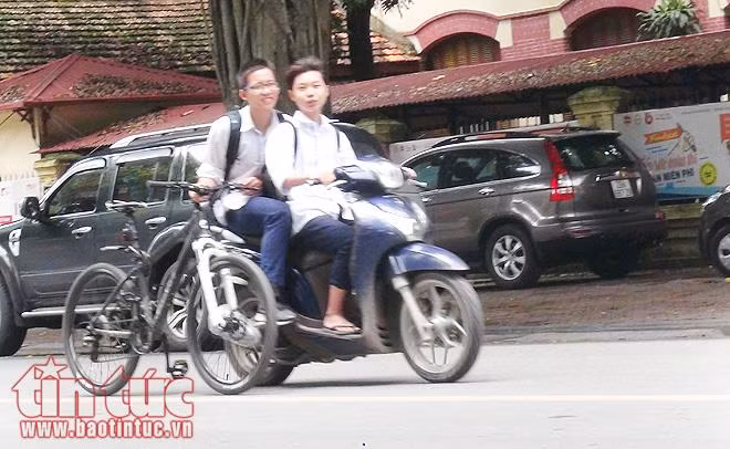 Học sinh hồn nhiên đi xe điện không đội mũ bảo hiểm ảnh 10