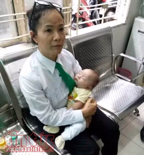 Bé trai bị bỏ rơi kèm tờ giấy: 'Mẹ xin lỗi con nhiều lắm. Nhờ bà con nuôi hộ' ảnh 1