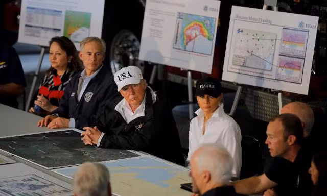 Sau khi bão Harvey tàn phá Texas, Tổng thống Trump lập tức đáp máy bay thị sát ảnh 1