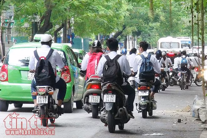 Học sinh hồn nhiên đi xe điện không đội mũ bảo hiểm ảnh 4