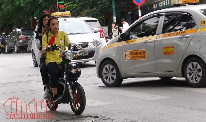 Học sinh hồn nhiên đi xe điện không đội mũ bảo hiểm ảnh 6