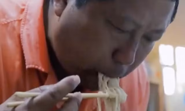 Người cha ăn 2 tấn mỳ để nuôi giấc mơ của con gái ảnh 1