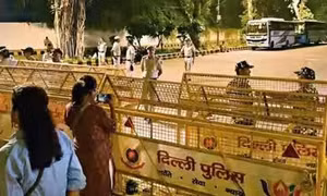 Các trạm kiểm soát tại biên giới Delhi và các tuyến đường bị phong tỏa bên trong, mạng internet di động bị cắt và các ga tàu điện ngầm bị đóng cửa. Trung tâm Delhi trông giống như một pháo đài bất khả xâm phạm. Ảnh: The Times of India
