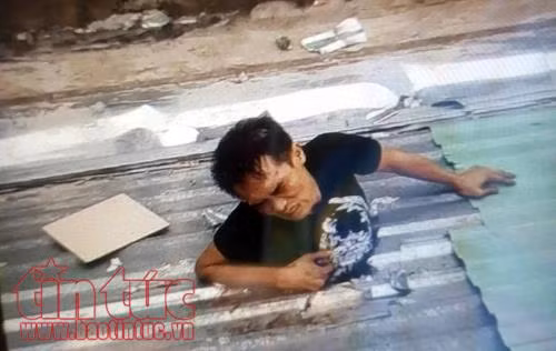 Tên trộm mắc kẹt trên mái nhà khi đột nhập cửa hàng điện thoại ảnh 1