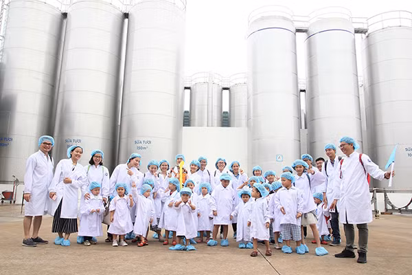 Vinamilk tổ chức cho con nhân viên khám phá siêu nhà máy sữa ảnh 1