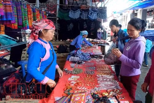 Rực rỡ sắc màu thổ cẩm chợ phiên Bắc Hà ảnh 5