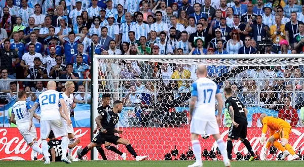  Messi 'vô duyên' với penalty, điệu tango lạc nhịp trước tân binh Iceland ảnh 2