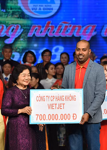 Vietjet tiếp tục đồng hành cùng Quỹ học bổng Vừ A Dính năm thứ 5 liên tiếp ảnh 1