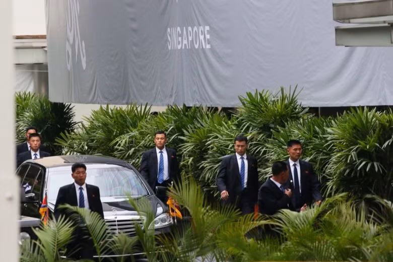 Hình ảnh vệ sĩ áo đen Triều Tiên 'một bước không rời' ông Kim Jong-un tại Singapore ảnh 1