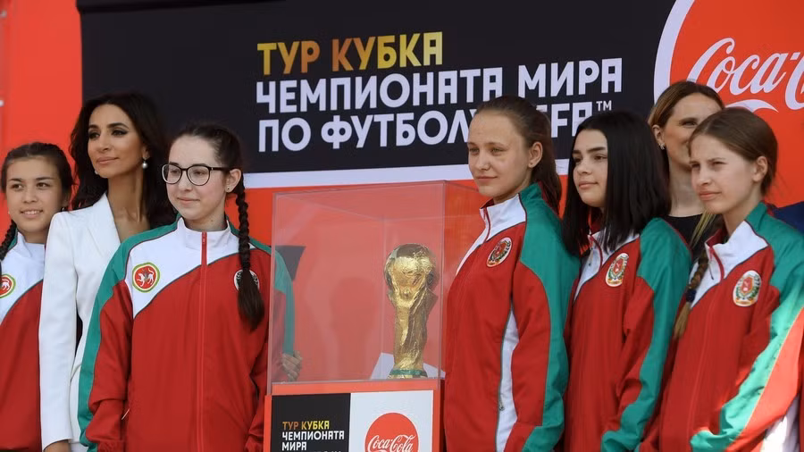 World Cup 2018: Lần đầu tiên có các cô bé nhặt bóng ảnh 1