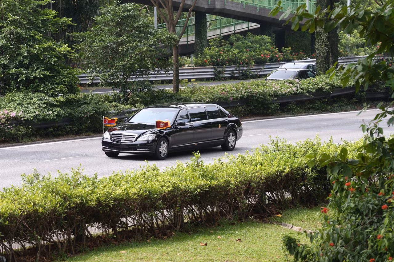 Hình ảnh vệ sĩ áo đen Triều Tiên 'một bước không rời' ông Kim Jong-un tại Singapore ảnh 4