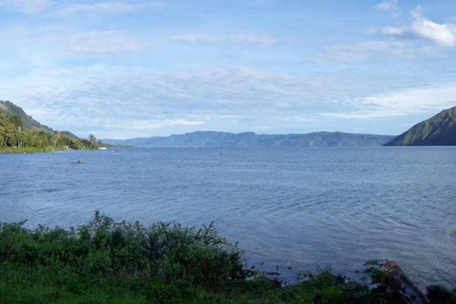 Thuyền chở 80 người lật úp trên hồ Toba, Indonesia ảnh 1