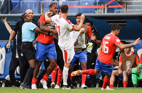 WORLD CUP 2018: Nemanja Matic một mình đòi 'tẩn' cả nhóm cầu thủ dự bị Costa Rica ảnh 5