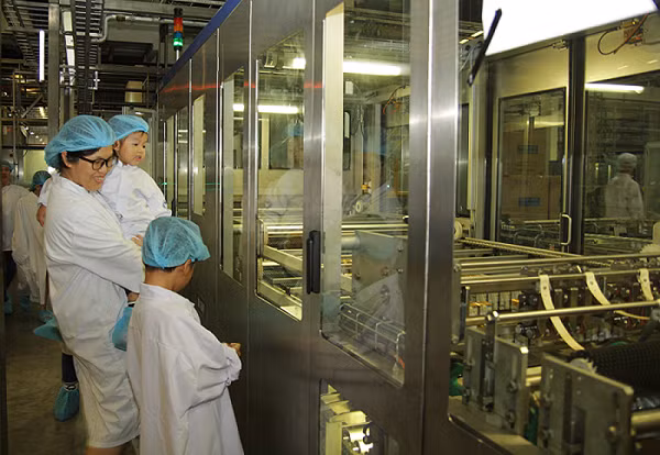 Vinamilk tổ chức cho con nhân viên khám phá siêu nhà máy sữa ảnh 5