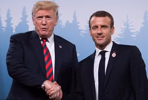 Tổng thống Pháp bắt quá chặt khiến tay ông Trump biến sắc ảnh 2