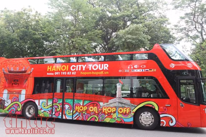 Xe buýt du lịch 2 tầng tại Hà Nội vắng khách ảnh 1