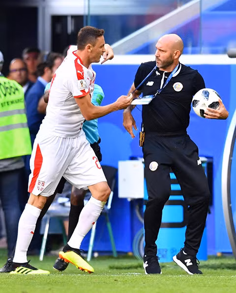 WORLD CUP 2018: Nemanja Matic một mình đòi 'tẩn' cả nhóm cầu thủ dự bị Costa Rica ảnh 2