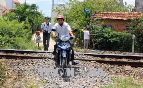 Lắp đặt loa cảnh báo, giúp người dân qua đường sắt an toàn ảnh 2