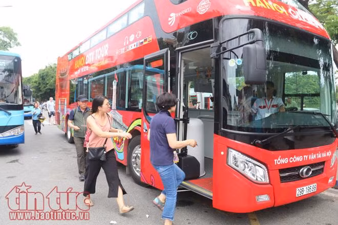 Xe buýt du lịch 2 tầng tại Hà Nội vắng khách ảnh 3