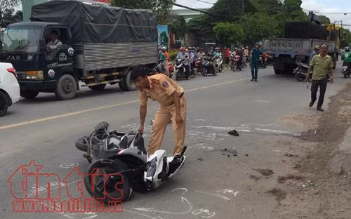 Va chạm với xe tải, nam thanh niên đi xe máy tử vong ảnh 1