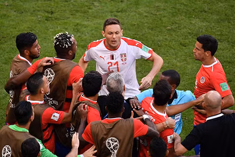 WORLD CUP 2018: Nemanja Matic một mình đòi 'tẩn' cả nhóm cầu thủ dự bị Costa Rica ảnh 4