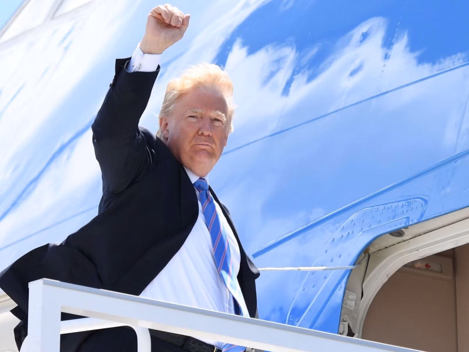 Video Tổng thống Trump lên máy bay thẳng hướng Singapore ảnh 1