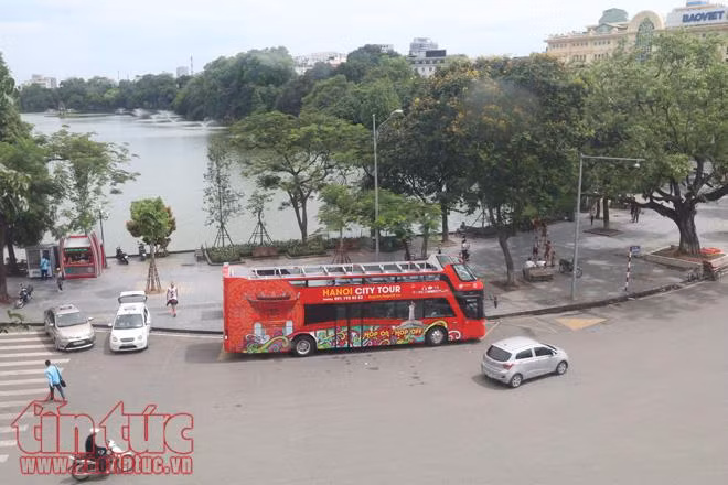 Xe buýt du lịch 2 tầng tại Hà Nội vắng khách ảnh 2