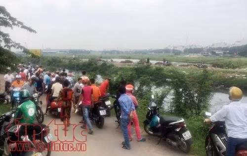 Phát hiện xác người đàn ông nổi trên nhánh kênh Tham Lương ảnh 2